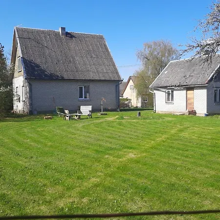 House With Spacious Garden And A Simple Sauna Vikendica Poltsamaa